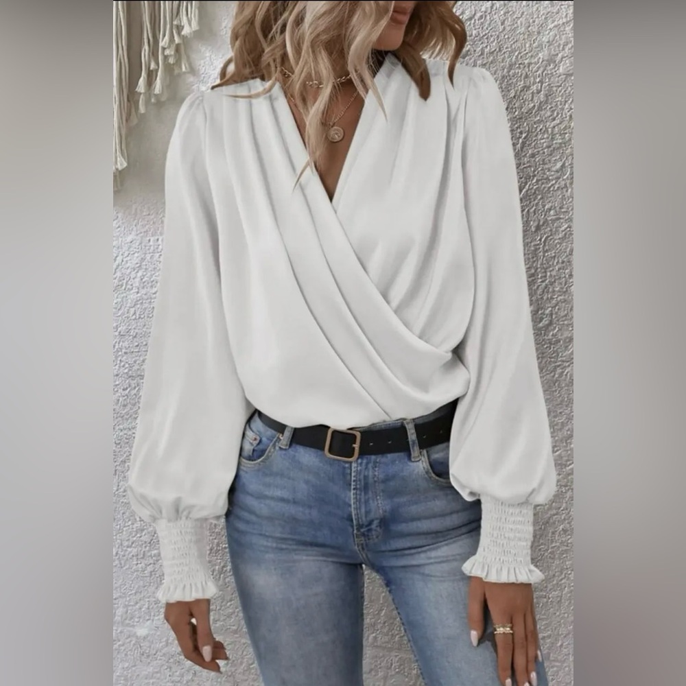 Women’s cross wrap white  blouse (NWT) (size s)